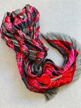 VERA BRADLEY Women’s Floral Red & Pink Scarf - Lightweight